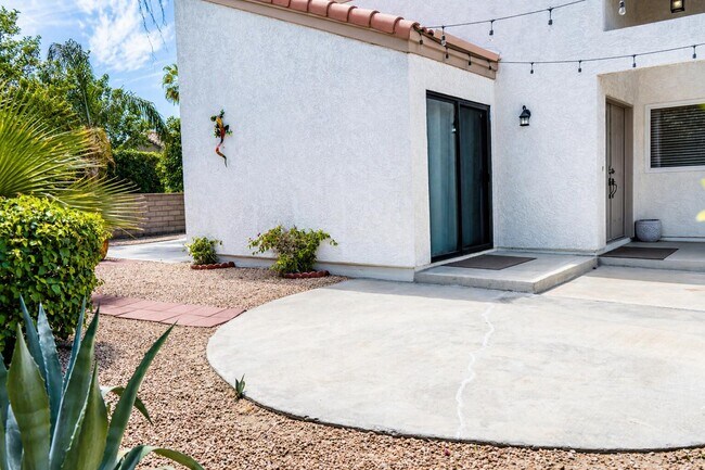 Building Photo - 77795 Sunnybrook Dr