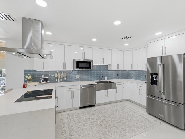 Building Photo - 2210 NE 3rd Ave