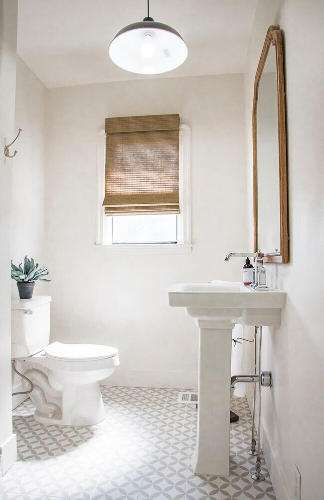 Building Photo - Darling 2 bedroom 1 Bath Exeter Charmer