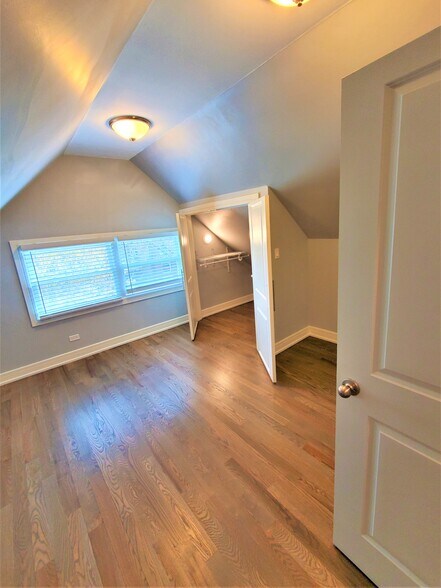 Building Photo - 5052 W Sunnyside Ave