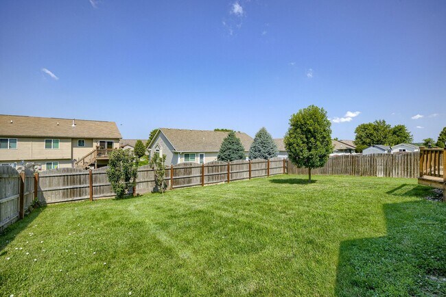 Building Photo - Charming Multi-Level Near Parks and Lakes!!