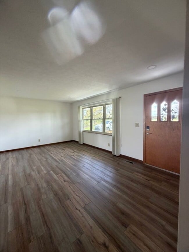 Building Photo - Maryville 37801 - Newly Remodeled 2 bedroom 2 full bath rancher with carport - Contact Debra John...