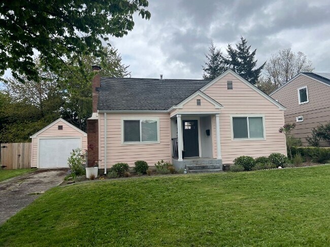 Building Photo - Charming 2 BD + Studio (Water Included)