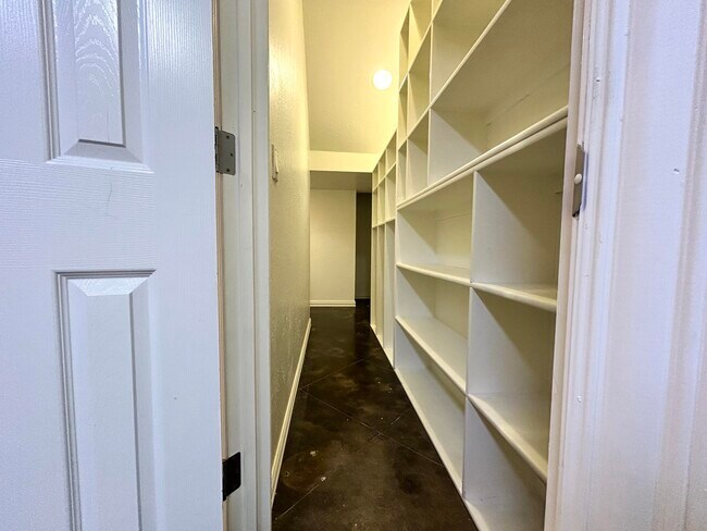 Building Photo - 1001 Pinzon St NW