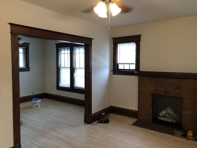 Building Photo - Huge 5 Bed 2 Bath home near UWEC with big ...