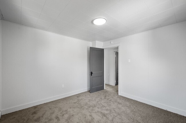 Building Photo - MOVE IN SPECIAL! SCORE HALF OFF 1ST MONTH'...