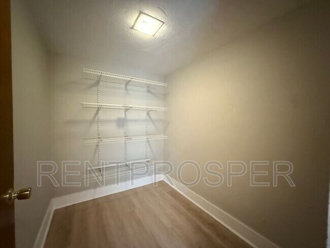 Building Photo - 5006 Sherwood Ln