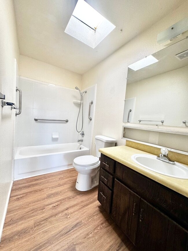 Building Photo - Two story unit move-in ready