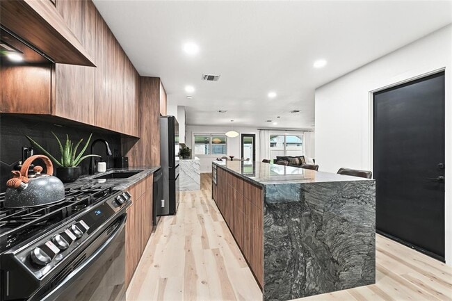 Building Photo - 6906 Lunar Dr