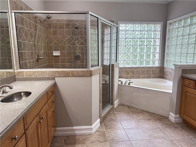 Building Photo - 889 Lenox Ct NE