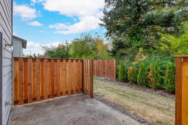 Building Photo - END UNIT!!  2 BEDROOM & 1 .5 BATH TOWNHOUSE