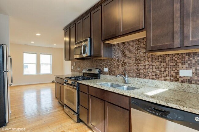 Building Photo - 2 bedroom in Chicago IL 60659