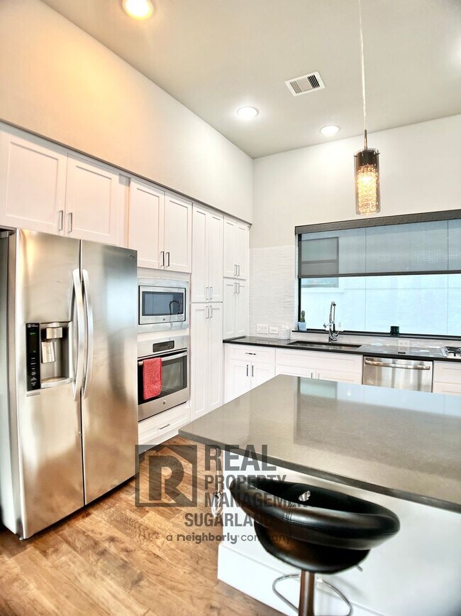 Building Photo - Luxurious Three Story Townhome!