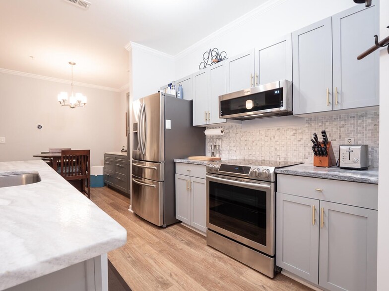 kitchen toward dining breakfast area - 500 Bucksley Ln