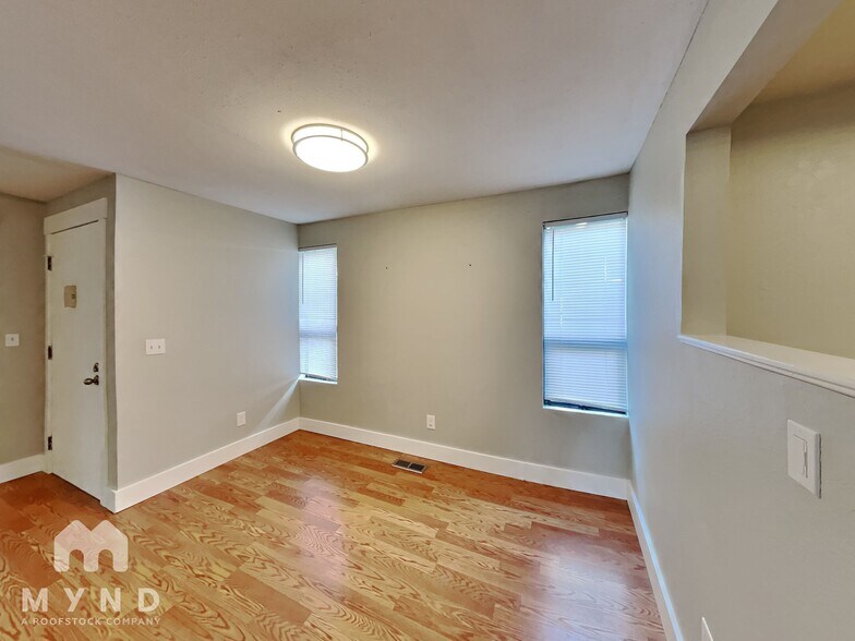 Building Photo - 10905 NE 35th Pl