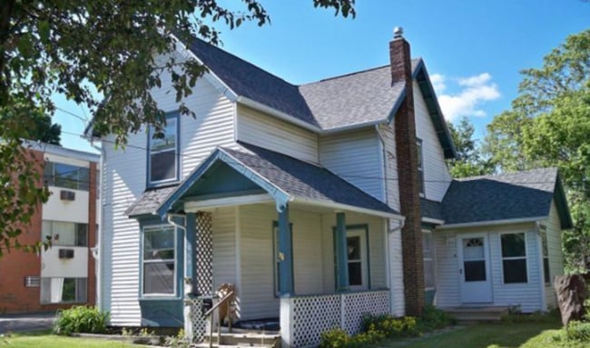 Building Photo - Updated 2 Bed 1 Bath upper level apartment in Lansing For Rent