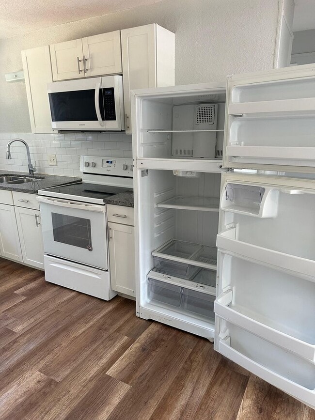 Building Photo - Charming & Updated 2-Bedroom Home+Garage i...