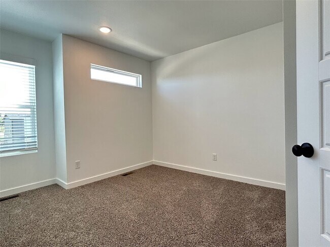 Building Photo - 960 Ventnor Ave