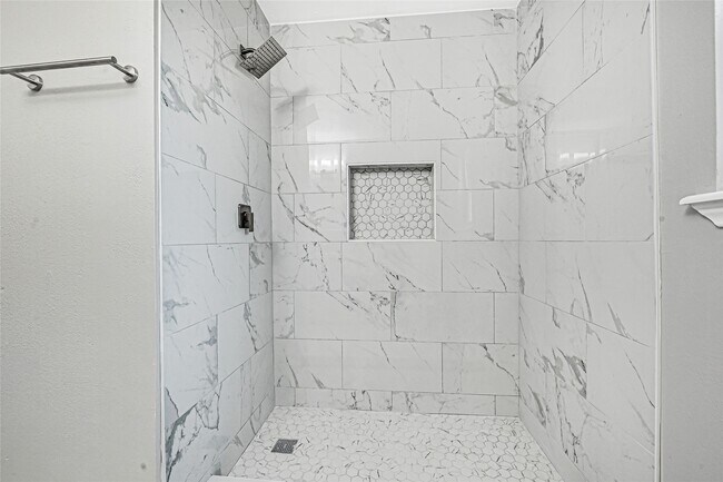Building Photo - 7410 Woodoak Dr