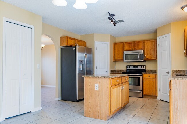 Building Photo - Spacious 4-Bed Groveland Home with Attached Garage, Central Air, and Private Patio