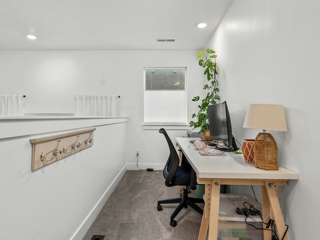 Building Photo - 627 S Meade St