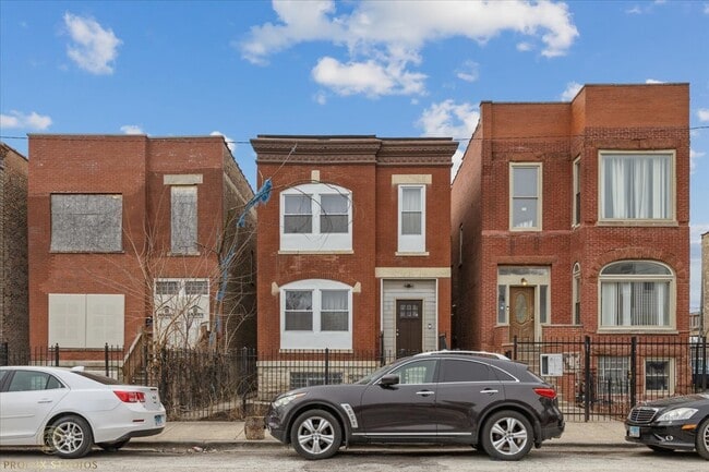 Primary Photo - 352 N Avers Ave
