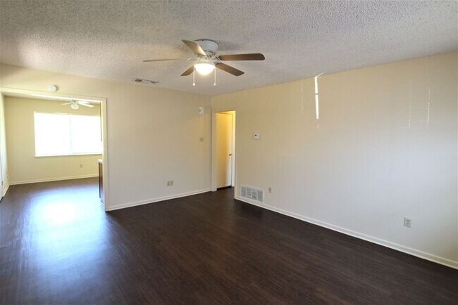 Building Photo - 2 Bedroom 1 Bath Duplex in West Tyler! Tour Today!