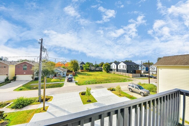 Building Photo - 611 E 39th St