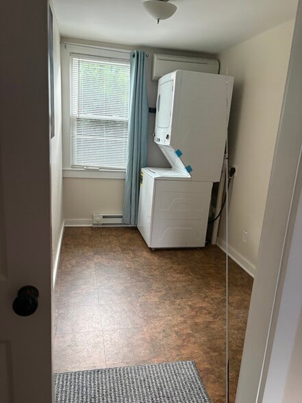 small bonus room with laundry machine - 11 West St