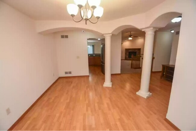 Building Photo - 502 Commander Ct