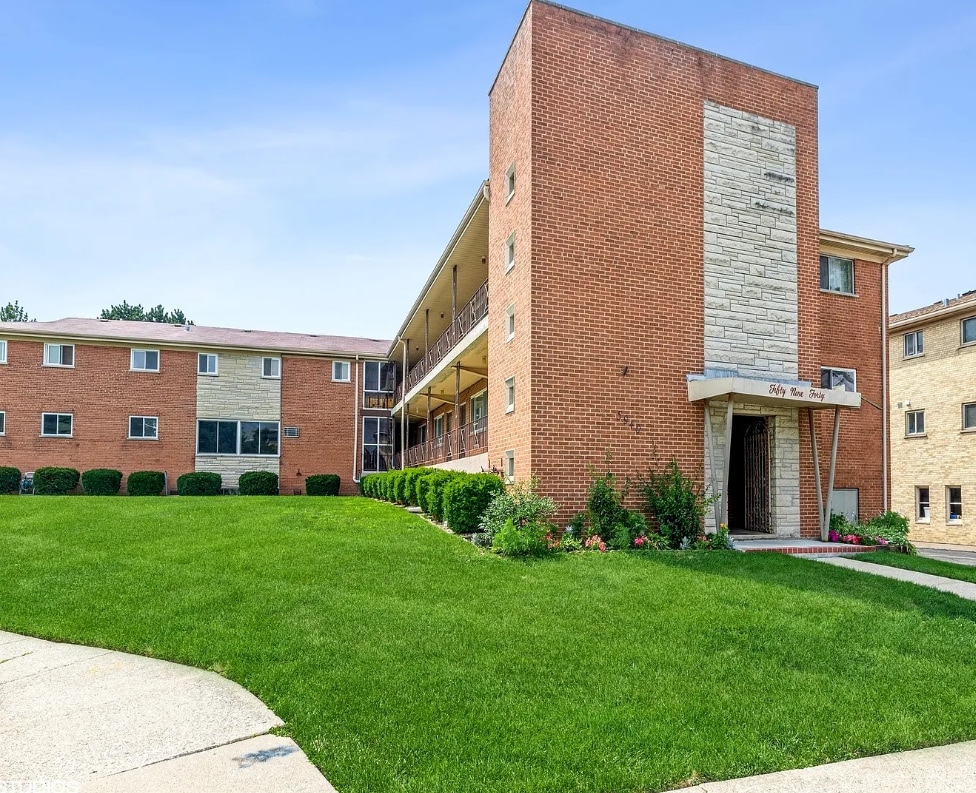 Building - 5940 N Odell Ave