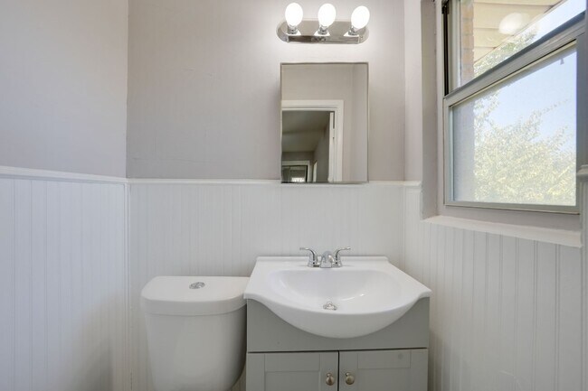 Building Photo - 2442 Oates Dr