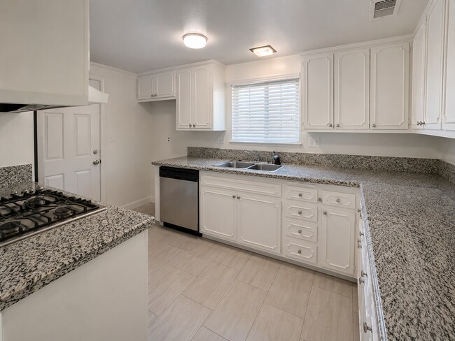 Building Photo - 15176 Oakwood Ln