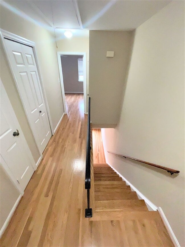 Building Photo - Updated, all brick 3 level townhouse pet friendly townhouse for rent!