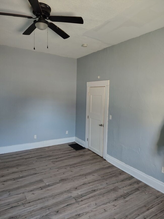 Building Photo - 1100 S 13th St