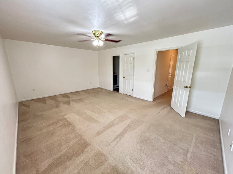 Building Photo - 211 Greenbriar Dr