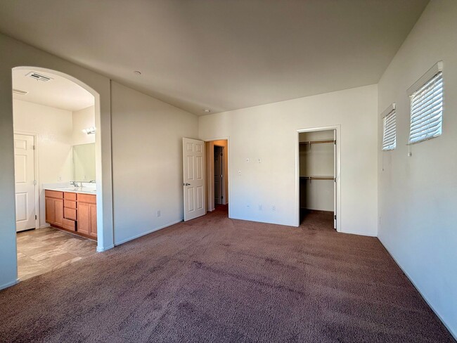 Building Photo - 3 BED 2.5 BATH SINGLE FAMILY W/ LOFT & COM...