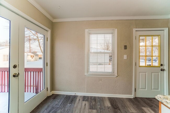 Building Photo - 494 Eldon Ave