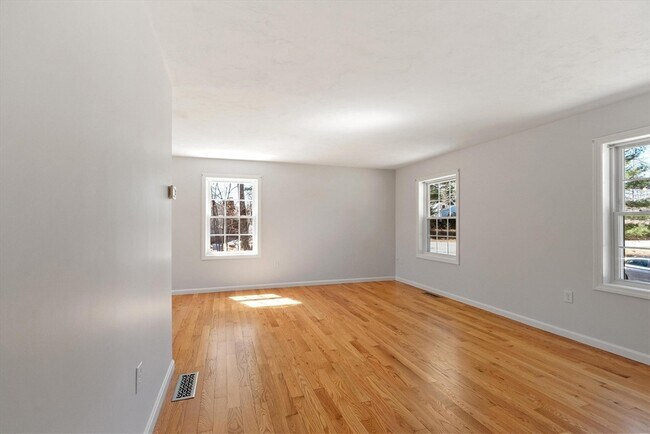 Building Photo - 27 Pine St