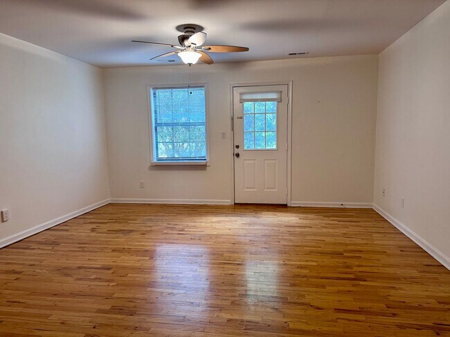 Building Photo - Beautiful renovated townhouse in a great C...