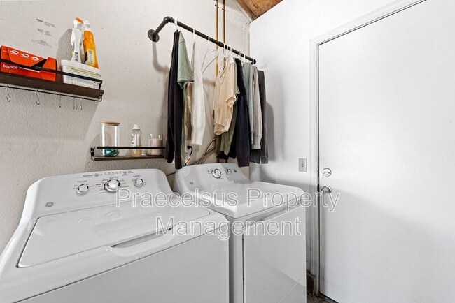 Building Photo - 2039 Waterbury Dr