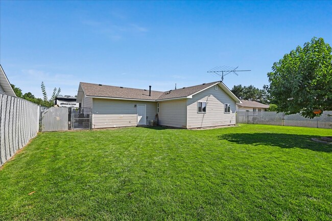 Building Photo - 20 10th Ave N