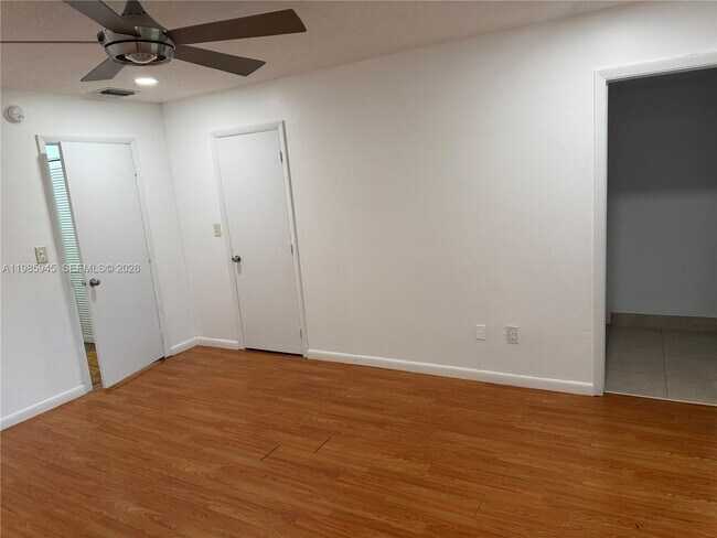 Building Photo - 3962 Inverrary Dr