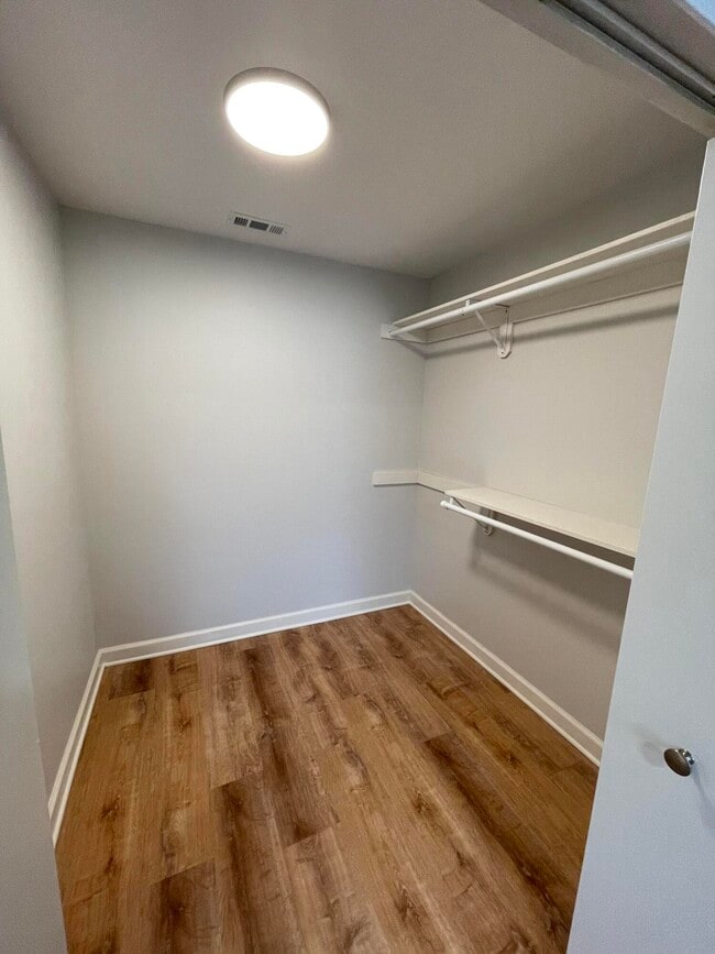 Building Photo - 210 W 6th St