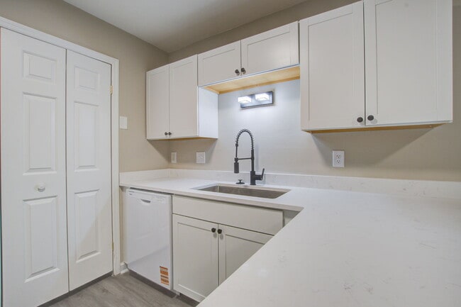 Building Photo - 9621 N Cardinal Dr