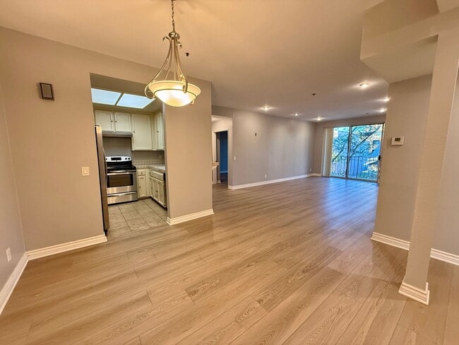 Building Photo - HUGE 2BD/2BA Bankers Hill Condo! ASSIGNED GARAGE PARKING! POOL!