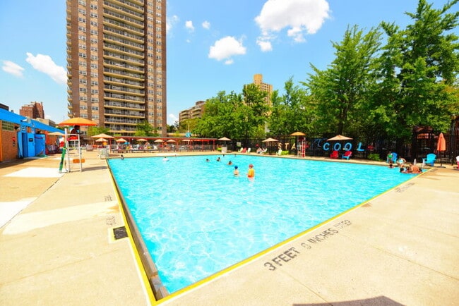 Building Photo - 414 E 10th St