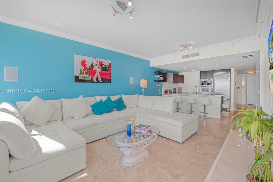 Building Photo - 17001 Collins Ave