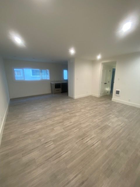 Building Photo - La Reina Apartments