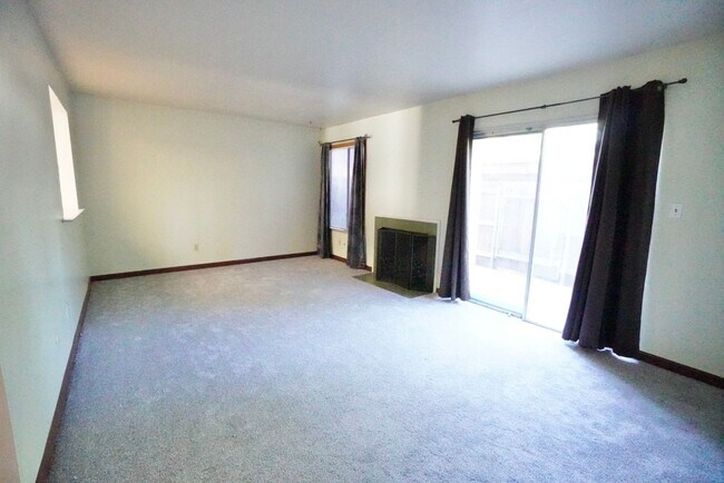 Building Photo - Charming 2-bedroom, 1.5-bathroom condo in ...